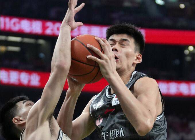 最终罗马主场3-1击败乌迪内斯，升至积分榜第五位，距离前四仅有3分差距。